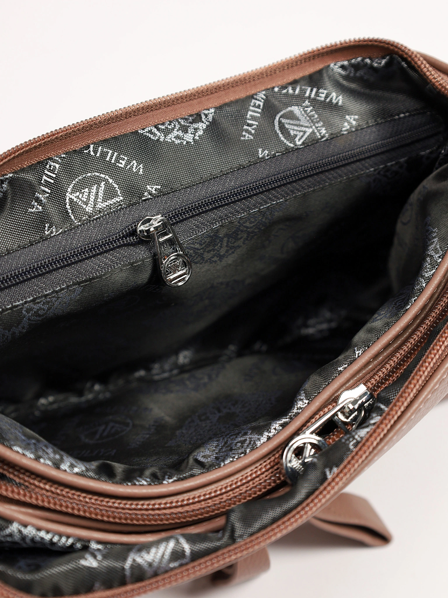 Сумка-кроссбоди со съемной ручкой и декоративными пуллерами в ассортименте